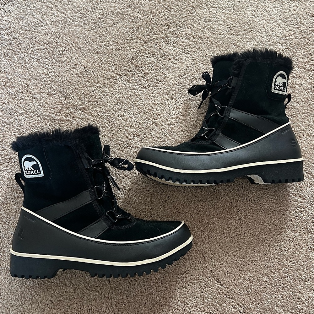 Sorel Tivoli II Snow Boot in Black And White Suede